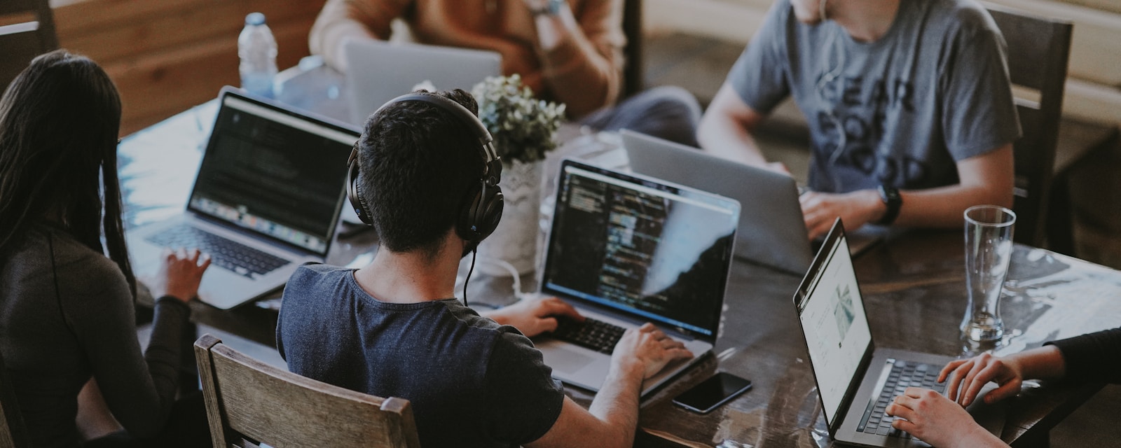 Veneris vs Salesloft: Per-Seat Tools vs Outcome-Based Agencies — Veneris blog article image